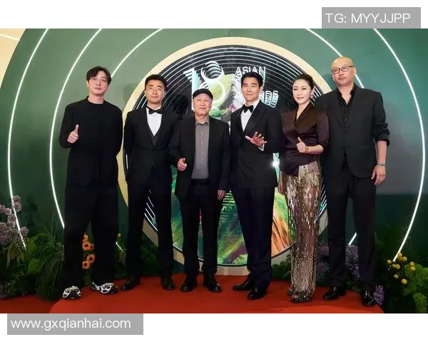 西装革履尽显绅士风采球星绿茵赛场上演时尚足球盛宴